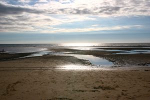 Beach and ocean scene, with the sun shining and calm water. Find hope for your anxiety and worry with a therapist in Tigard OR 97223